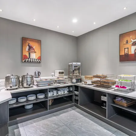 Qingmu Select Hotel （Zhenjiang Dantu South Station Baolong Plaza Store)