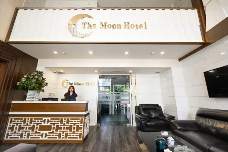 The Moon 2 Hotel Отели рядом с достопримечательностью «Le Thi Rieng Culture Park»