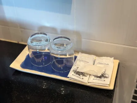 YouDee Hotel Отели рядом с достопримечательностью «Phuket Cobra Show and Snake Farm»