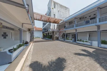 RedDoorz Syariah @ Hotel Kencana Tasikmalaya Отели в г. Cipedes