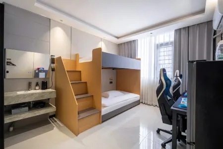 i Electronic Sports Hotel (Xingren People's Hospital Xingren Square) Отели в г. Синжэнь