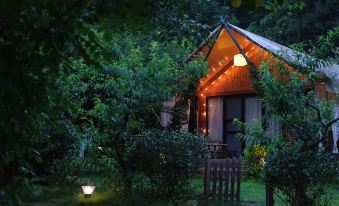 LUYINSANQIU GLAMPING RESORT