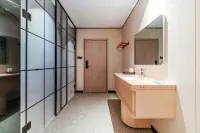 Baolong Business Hotel (Oriental High-speed Railway Station)