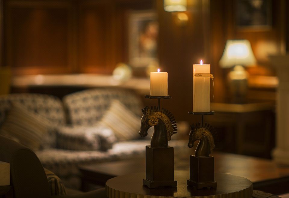 메이루 레전드 호텔의 넓은 조식 뷔페 공간 이미지