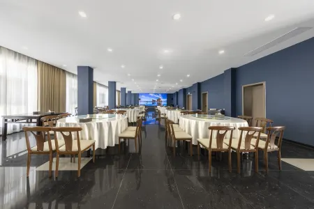 Qingting Hotel (Liupanshui People Square Railway Station) Отели рядом с достопримечательностью «Bijiashan Park»