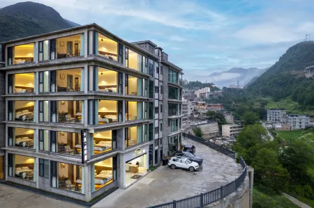 Ten miles of mountains and rivers light luxury B&B (Siguniang Mountain) Отели рядом с достопримечательностью «Changpingcun»