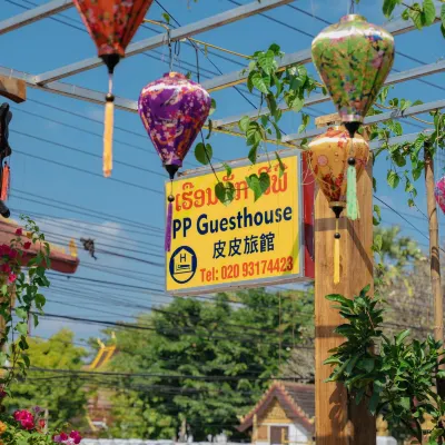 PP Guesthouse LPB Các khách sạn gần Chùa Manorom