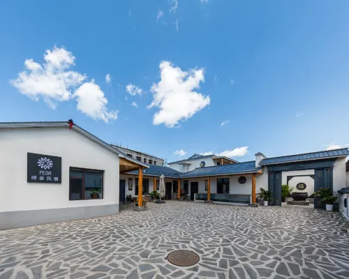 Floral Hotel·Lake Jingpo Deshe Hotel Hotels in Ning'an