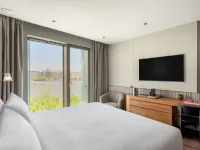 Leon Hotel & Lounge Hotels near Varhegy