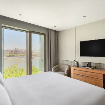 Leon Hotel & Lounge Отели рядом с достопримечательностью «Королевский дворец»