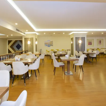 Ramada Hotel & Suites by Wyndham Istanbul/Merter Отели рядом с достопримечательностью «Станция метро Otogar»