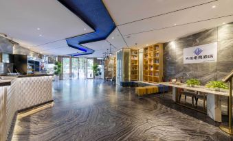 Light Core E-sports Hotel (Shenzhen Dong Station Buji Old Street Store)