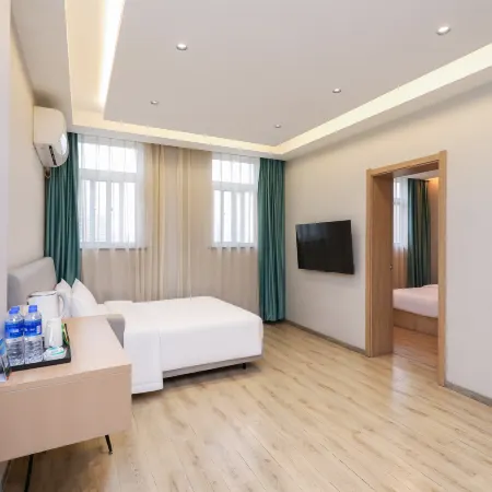 Ruiji Select Hotel (Zhenjiang Railway Station, Xijin Ferry)