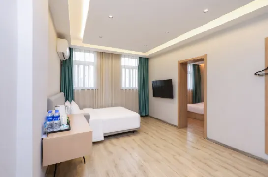 Ruiji Select Hotel (Zhenjiang Railway Station, Xijin Ferry)