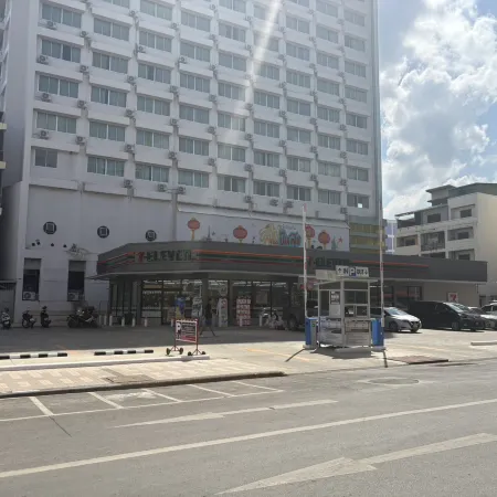 Hometown Stays Hatyai Отели рядом с достопримечательностью «Рынок Сантисук»