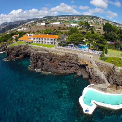 Albatroz Beach & Yacht Club Hotels near Sacred Art Museum