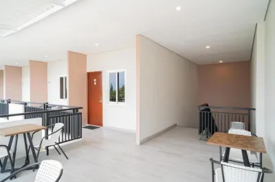Urbanview Hotel Bubusini Batu by RedDoorz Hotel berhampiran Muzium Angkut