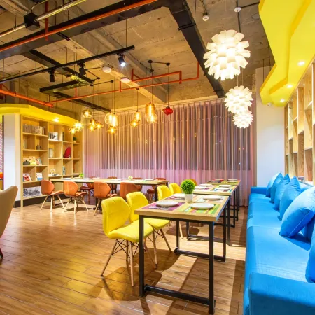 Mengjing Rainbow Hotel (Kunming Station Huancheng South Road Subway Station)