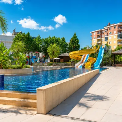 Sirius Town Apartment with Pool, Spa & Gym Near Beach & Mall Отели рядом с достопримечательностью «Пляж Кадрие»