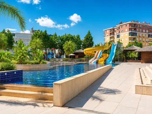 Sirius Town Apartment with Pool, Spa & Gym Near Beach & Mall - Private Pools