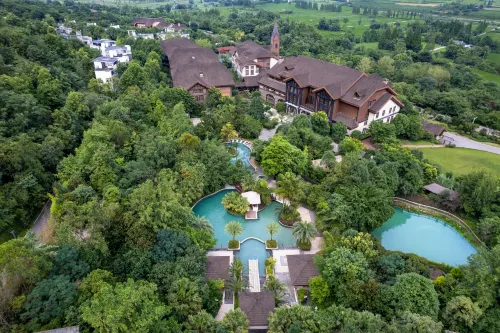 Lutang Hot Spring Resort - parking