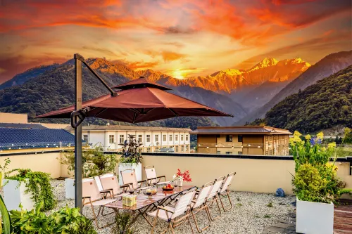 Buyou · Courtyard Hot Spring Inn (Visitor Center, Hailuogou Glacier Park, Moxi Ancient Town) - 애견동반
