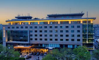 Beijing Oriental Mao Hotel (Gujie Beixinqiao Subway Station)