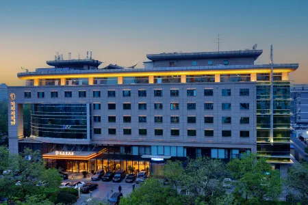 Beijing Oriental Mao Hotel (NanluoguLane  Beixinqiao Subway Station) Отели рядом с достопримечательностью «Beiding Niangniangmiao»