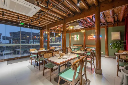 Floral Lux Hotel· Shaoxing Ancient Town Impression Hotel Отели рядом с достопримечательностью «Shaoxing Keyan Scenic Area»