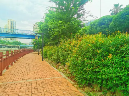 Rongyu International Hotel (Jishhou Municipal Government Ganzhou Ancient City Branch) Отели рядом с достопримечательностью «Aizhaizhen»