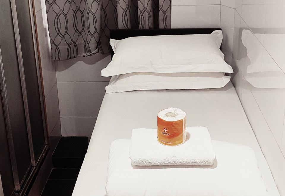 2. 포시즌스 호스텔..