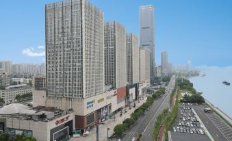 Starway Hotel(Yichang Wanda Square along the riverside road hotel)