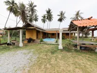 OYO 90209 Bayu Chalet Отели в г. Kemumin