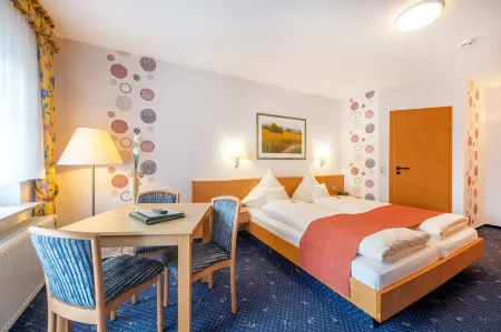 Waldesblick, Hotel-Restaurant Отели в г. Хольних