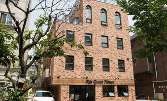 2. 로이 하우스..