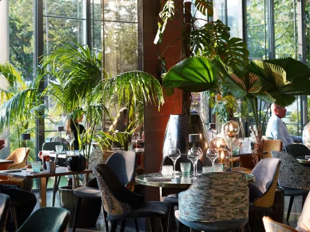 Pullman Paris Tour Eiffel Отели рядом с достопримечательностью «Университет Сорбонна Нувель - Париж 3»