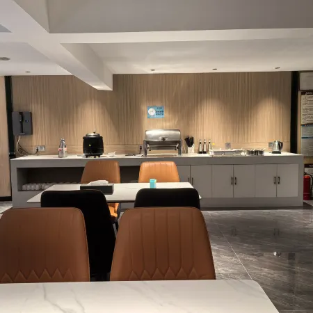 Qi Tian Hotel (Xinhua Railway Station) Hotels in Xinhua