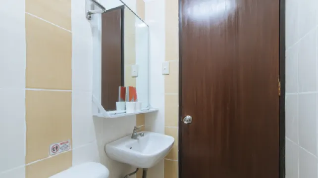 RedDoorz Plus New Era Budget Hotel Mabolo former Reddoorz near Landers Superstore Cebu City Отели рядом с достопримечательностью «Mandani Bay»
