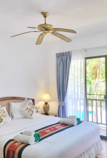 ห้องดีลักซ์ เตียงใหญ่ วิวสระว่ายน้ำ