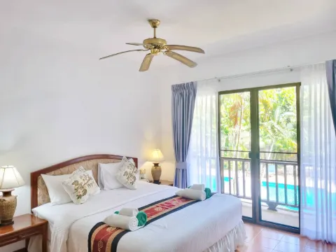 ห้องดีลักซ์ เตียงใหญ่ วิวสระว่ายน้ำ