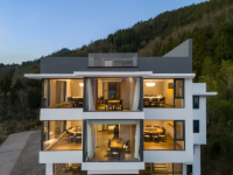 Xian Ju Bu Bu Shan Su (Oil Bottle Science Store)