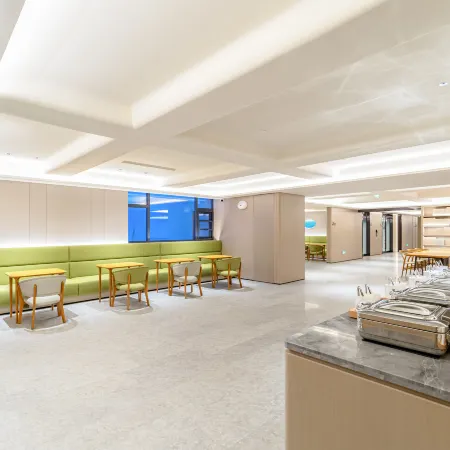 JI Hotel (Xi'an Xiaozhai Subway Station) Отели рядом с достопримечательностью «Станция метро Xiaozhai»