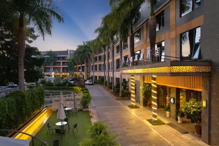 Lvbao Lezhi Hot Spring Hotel Отели рядом с достопримечательностью «Honghe Nativeland»