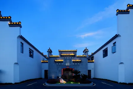 Fenghuangliuyuan Garden Hotel Отели рядом с достопримечательностью «Moon Lake Scenic Area»