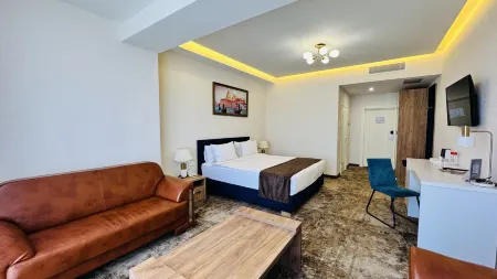 Garnet Mir Hotel