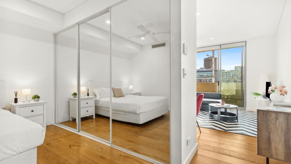 Central, modern 1 bedroom with air-con & balcony