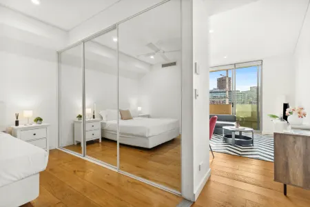 Central, modern 1 bedroom with air-con & balcony Отели в г. Surry Hills