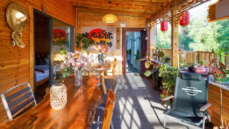 Kuerdening Yijianrugu Homestay Отели рядом с достопримечательностью «Kurdning·Bai Rui Camp»