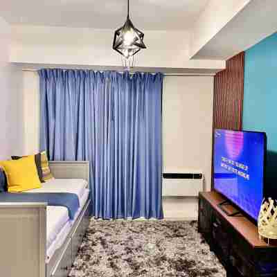 2 BR Penthouse w/ Wide Balcony and 7ft Billiards Rooms