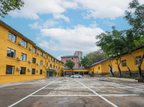 Dongrunfeng Hotel (Zigong Caideng Park)